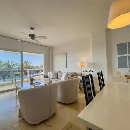 Palm 2f A Stylish Seaside With Parking Apartmán